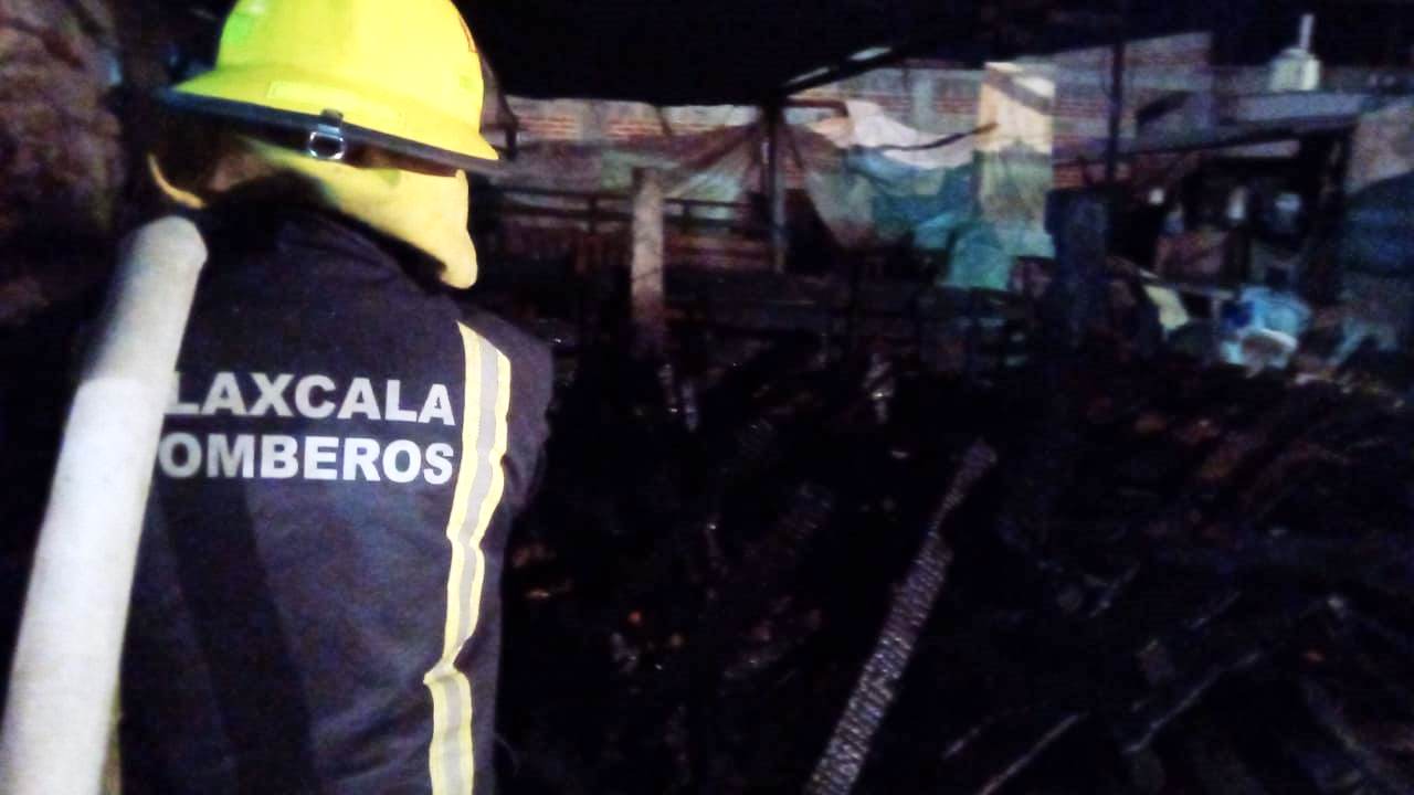 Heroico Cuerpo de Bomberos sofoca incendio en Calpulalpan